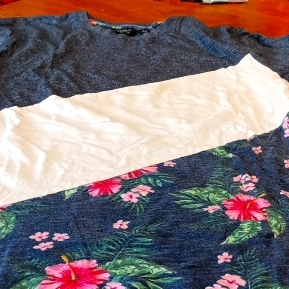 🌻3 for $12🌻FREE Planet, Men's Large Grey and Hibiscus Shirt - Picture 1 of 4